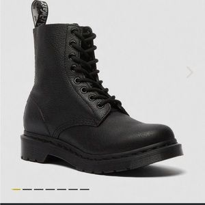 NIB Dr Martens - 1460 Pascal Mono BLACK. WOMENS US size 7